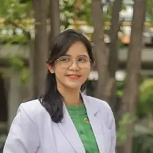 Ảnh chân dung bác sĩ nữ mặc áo blouse trắng