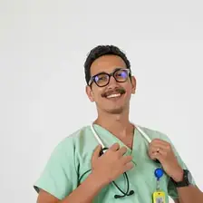 Ảnh chân dung bác sĩ nam mặc đồ phẫu thuật màu xanh