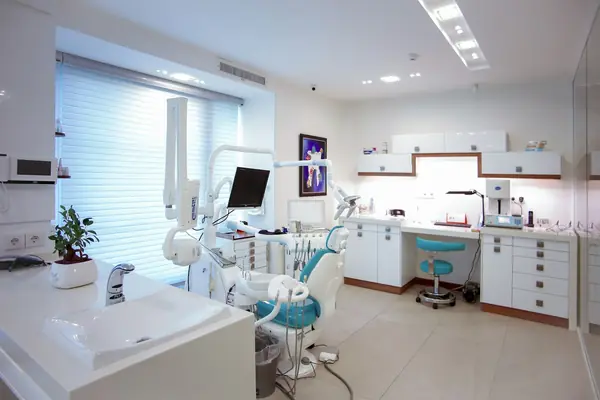 Phòng điều trị sáng, có ghế nha và thiết bị